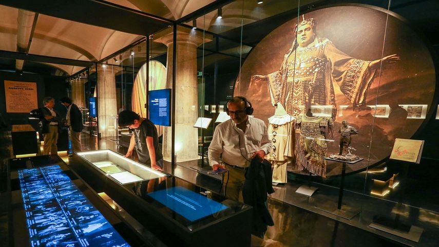 La gente visita el Museo Enrico Caruso ubicado en el Palacio Real de la ciudad (Palazzo Reale), en Nápoles, el 19 de julio de 2023.