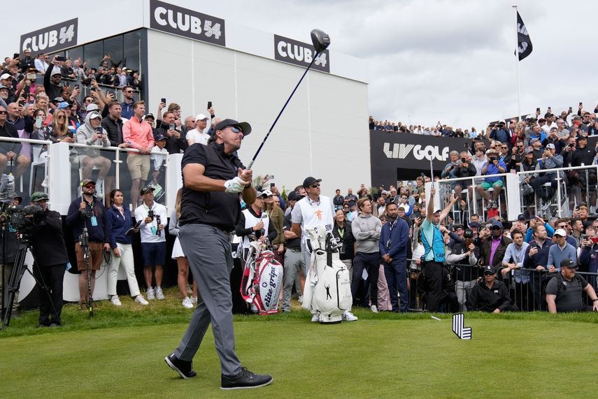 Phil Mickelson en el primer tee durante la primera ronda de la primera edición del LIV Golf Invitational enSt. Albans, Inglaterra, el jueves 9 de junio de 2022. Participa actualmente en la liga de Arabia Saudí, en lugar del PGA Tour