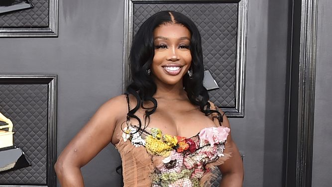 La cantante SZA llega a la 64 entrega del Grammy en Las Vegas el 3 de abril de 2022.