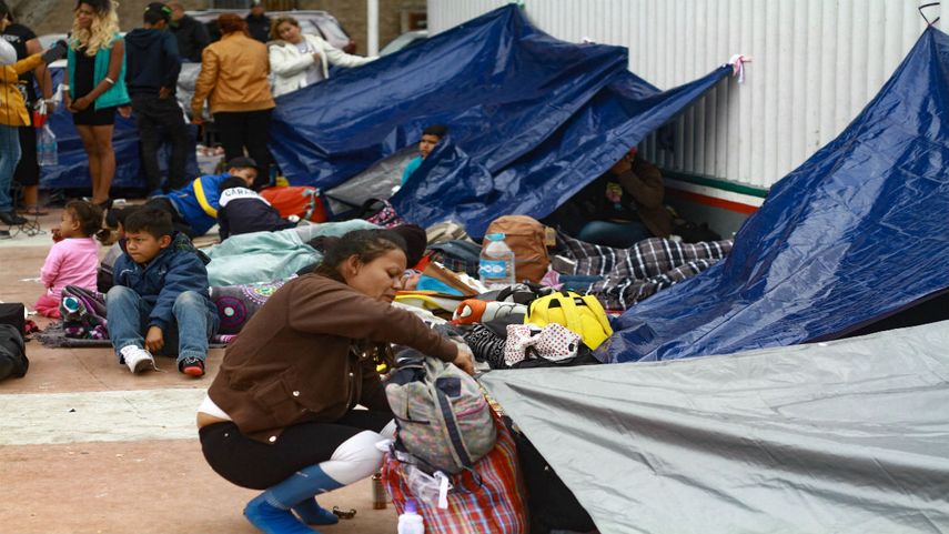 Migrantes centroamericanos descansan en la ciudad de El Chaparral, en la ciudad fronteriza de&nbsp;Tijuana