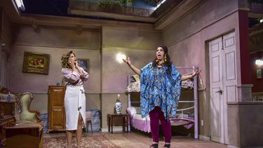 Itatí Cantoral, izquierda, y Regina Orozco en el set de la tercera temporada de la serie Se rentan cuartos en una imagen proporcionada por Comedy Central.