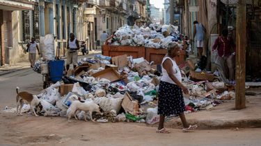 La basura se acumula en una esquina de La Habana, Cuba.