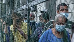 Venezolanos desplazados de La Victoria, estado Apure, se refugian en Arauquita, departamento de Arauca, Colombia, el 26 de marzo de 2021. Casi 4.000 personas -en su mayoría venezolanos- han llegado al municipio fronterizo de Arauquita, noreste de Colombia, entre el domingo y el jueves desplazadas por combates entre militares venezolanos y un grupo armado colombiano.