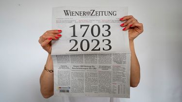 Una mujer sostiene la edición actual del periódico Wiener Zeitung del 27 de abril de 2023, cuya portada ilustra los 320 años de edad del periódico, en Viena, Austria, el 27 de abril de 2023. La prensa es uno de los medios más antiguos del mundo.