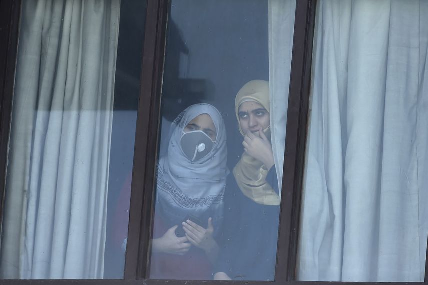 Dos mujeres miran a trav&eacute;s de una ventana en&nbsp;Srinagar, India, en medio de la cuarentena decretada por el gobierno ante la pandemia del nuevo coronavirus, el 3 de abril de 2020.