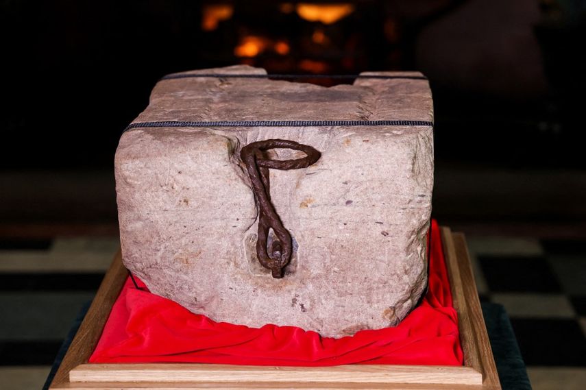 La Piedra del Destino se encuentra en el Castillo de Edimburgo el 27 de abril de 2023 durante una ceremonia especial antes de ser transportada a la Abadía de Westminster, Londres, para la Coronación del Rey Carlos III de Gran Bretaña.