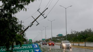 Un letrero derribado por los vientos del huracán Grace queda a un costado de la autopista, el jueves 19 de agosto de 2021, en Tulum, en el estado de Quintana Roo, México