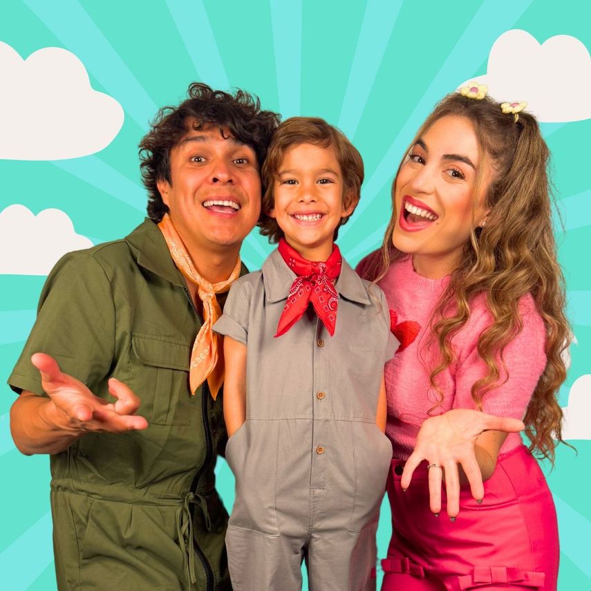 Periko y Jessi León, junto a su hijo Milo.