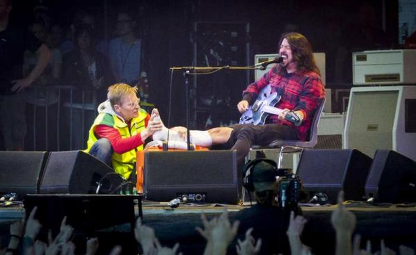 Dave con la pierna enyesada. (CORTESÍA) 