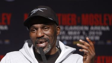 El exboxeador y entrenador Roger Mayweather habla durante una conferencia de prensa en Las Vegas&nbsp;