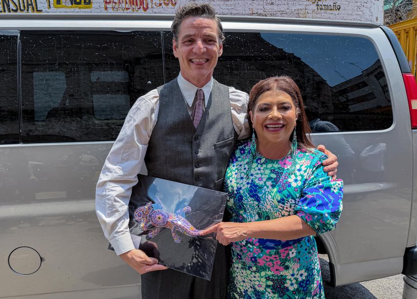 Fotografía cedida por el Gobierno de la Ciudad de México, que muestra a la jefa de Gobierno, Clara Brugada posando junto al actor chileno Pedro Pascal, en Ciudad de México