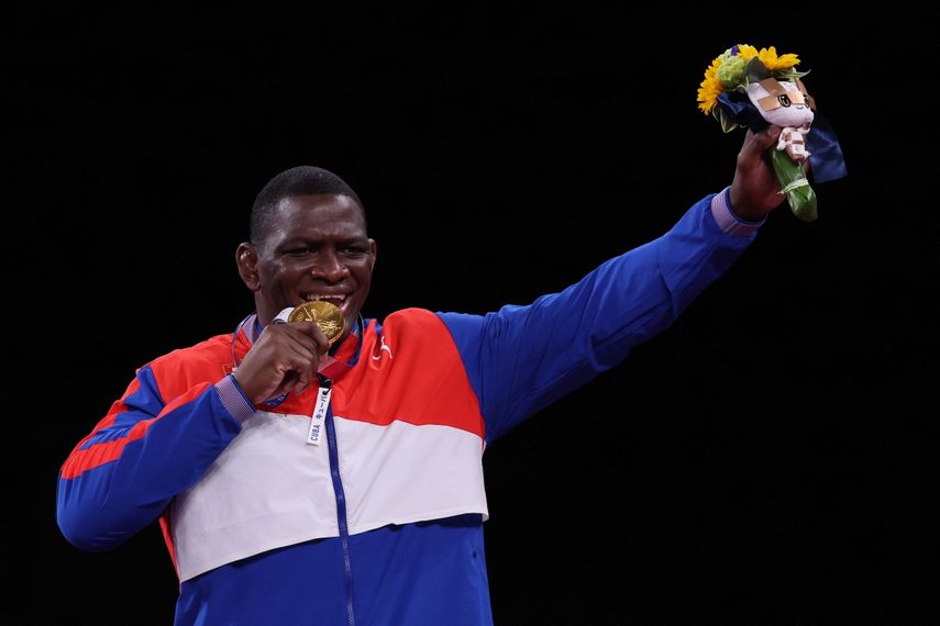 Mijaín López Núñez, medallista de oro de Cuba, posa en el podio durante los Juegos Olímpicos de Tokio.