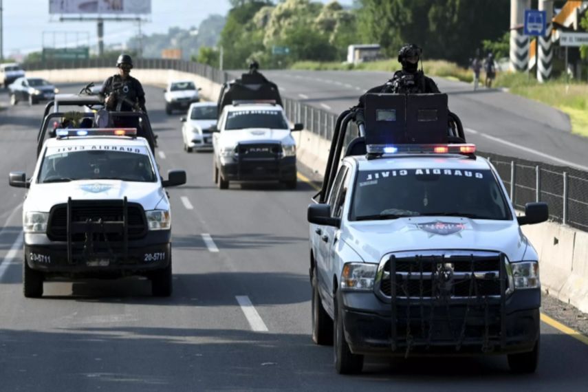 Varias patrullas de la Guardia Civil de México escoltan un camión cargado de Limones en Apatzingan, en el estado mexicano de Michoacán, el 20 de septiembre de 2023