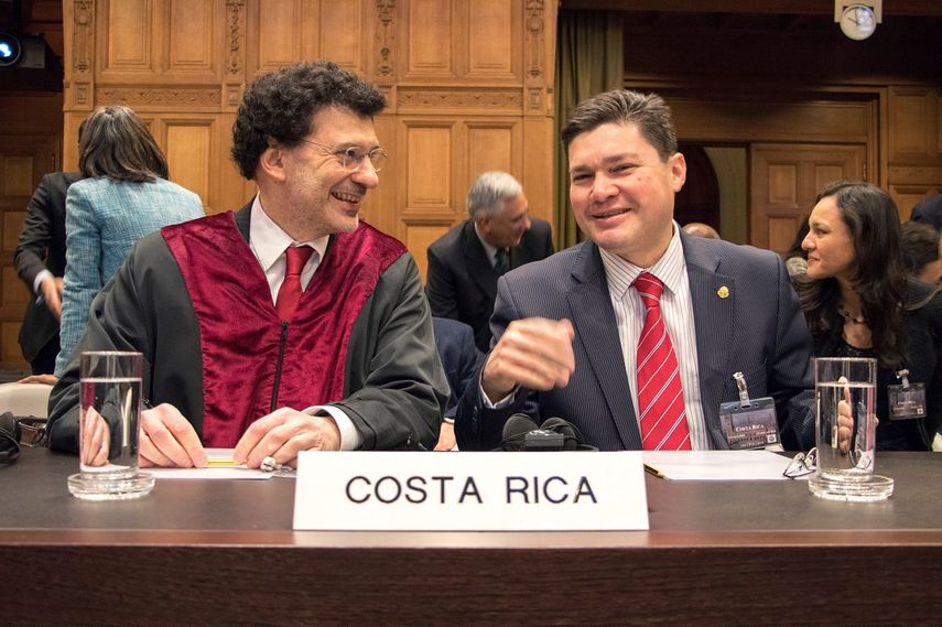 El embajador de Costa Rica en los Países Bajos, Sergio Ugalde (d), en la&nbsp;Corte&nbsp;Internacional&nbsp;de Justicia de La Haya, este 2 de febrero de 2018.&nbsp;