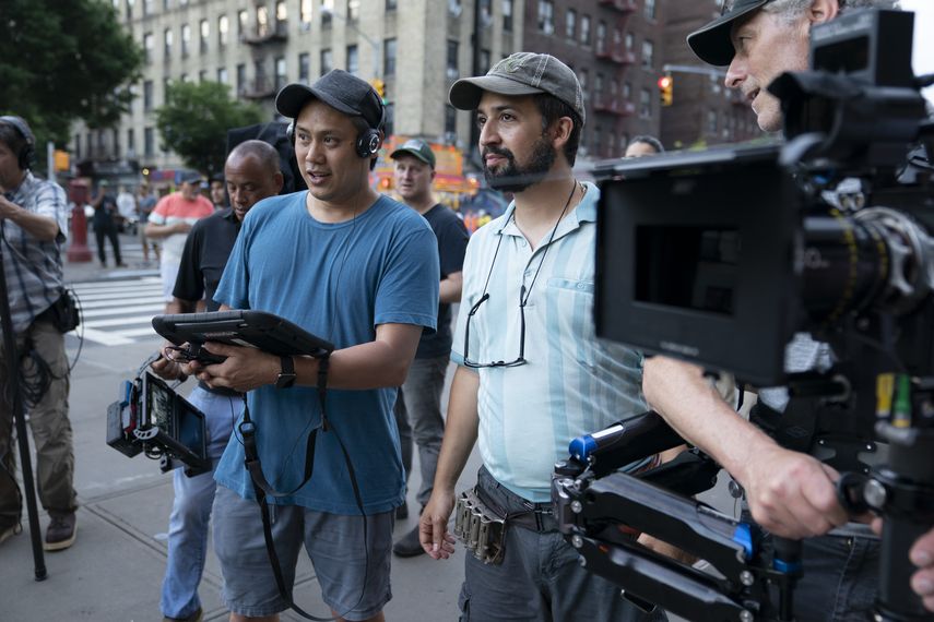 En esta imagen difundida por Warner Bros. Pictures, el director John Chu, a la izquierda, y Lin-Manuel Miranda en el set de In the Heights.