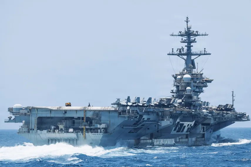 El portaviones Abraham Lincoln (CVN 72) navega por el mar Arábigo en apoyo del bloqueo de EEUU contra Irán.