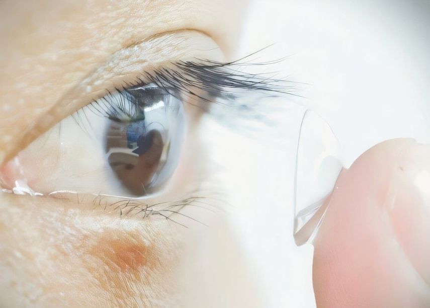 Participante del estudio colocándose lentes de contacto.