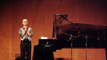 El músico estadounidense Keith Jarrett aplaude a sus fans al final de un concierto de jazz Piano Solo en el Teatro La Fenice de Venecia el 19 de julio de 2006, como parte del evento Veneto Jazz 2006.