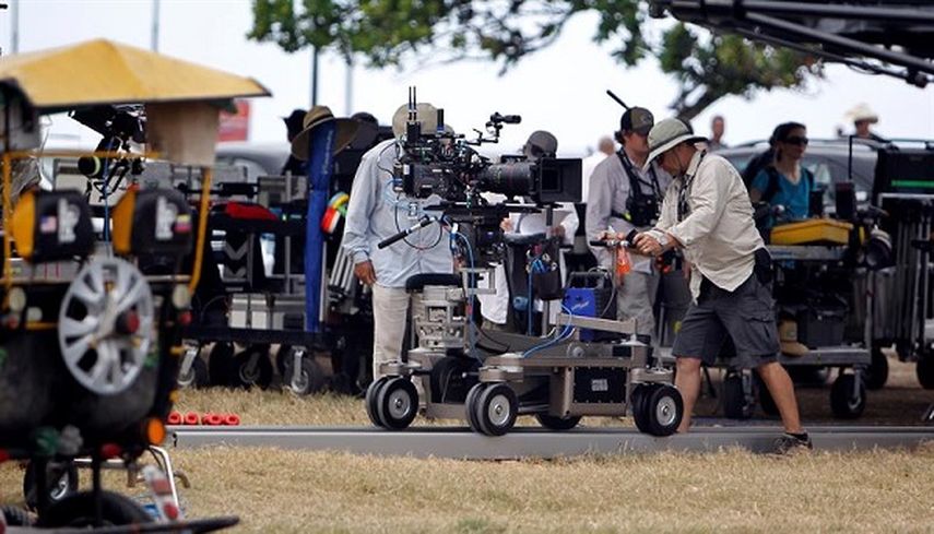 El equipo de producción prepara las cámaras para iniciar la toma. (EFE)