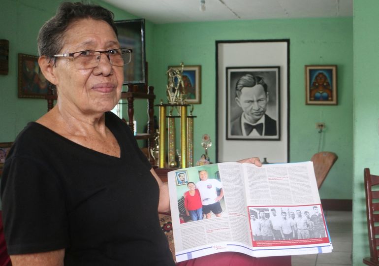 Yolanda Núñez Arteaga, exsecretaria del dictador de Nicaragua Daniel Ortega, muestra una revista con una foto de su padre, durante una entrevista con AFP en Mangua.