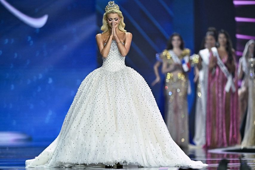 La danesa Victoria Kjaer Theilvig, ganadora del certamen Miss Universo 2024, reacciona en el escenario antes de que se anuncie a la ganadora del certamen Miss Universo 2025 en Nonthaburi, al norte de Bangkok, el 21 de noviembre de 2025.