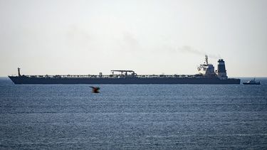 En esta imagen de archivo, tomada el 4 de julio de 2019, el superpetrolero Grace 1, fondeado junto a una patrullera de la Marina Real ante la costa del territorio briánico de Gibraltar.&nbsp;