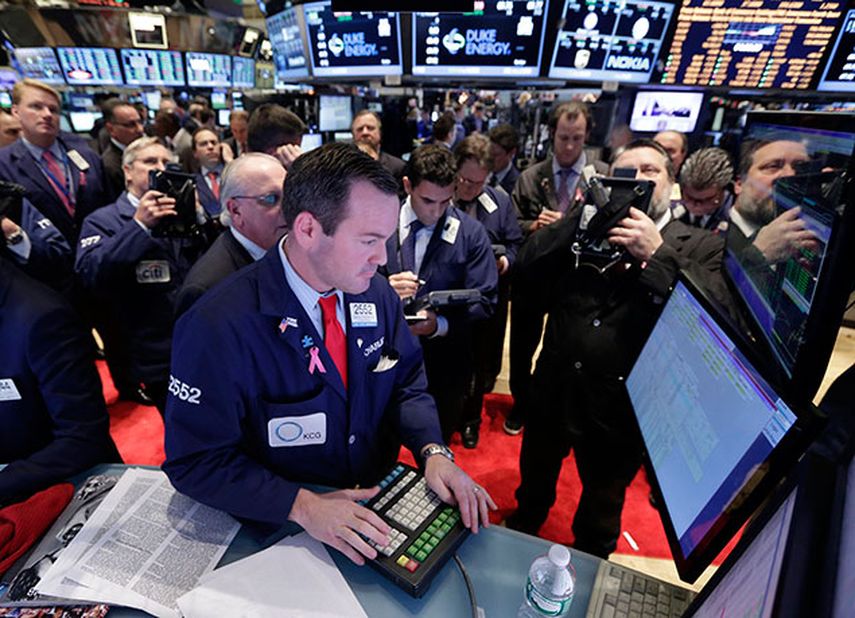 Especialistas en valores revisan datos en la Bolsa de Valores de Nueva York el miércoles 18 de diciembre de 2013. La economía de Estados Unidos creció a una tasa de 4,1% en el tercer trimestre de 2013, su mejor dato desde 2011. (Foto de AP/Richard Drew