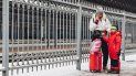 Una madre y su hijo caminan por un anden en la estación de tren de Kiev, a 1 de marzo de 2022, en Kiev (Ucrania).   - Diego Herrera / Europa Press