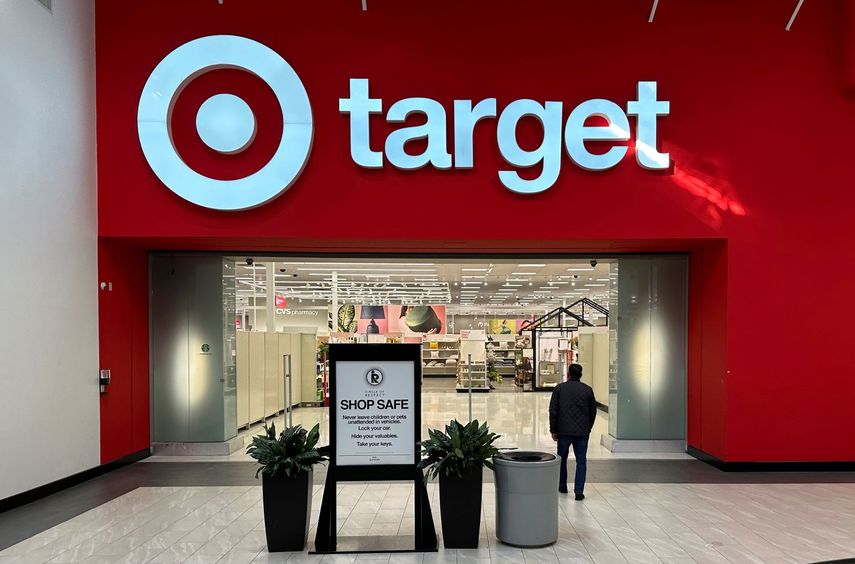 Un comprador entra a una tienda de Target el 11 de enero de 2024 en Lakewood, Colorado.