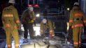 Miembros del Departamento de Bomberos de Tokio intentan reparar una tubería de agua rota en Tokio el 7 de octubre de 2021 después de que un terremoto de magnitud 6.1 sacudiera la capital japonesa y las áreas circundantes. Miembros del Departamento de Bomberos de Tokio intentan reparar una tubería de agua rota en Tokio el 7 de octubre de 2021 después de que un terremoto de magnitud 6.1 sacudiera la capital japonesa y las áreas circundantes.