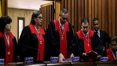 Los magistrados de la Sala Constitucional del Tribunal &nbsp;Supremo de Justicia en Venezuela han actuado como estaba previsto: no han fallado en contra del Ejecutivo Nacional en más de una década.