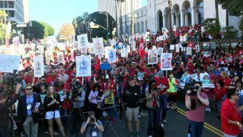 Miles de maestros se congregaron en el centro de Los Ángeles para demandar mejores condiciones en las escuelas y un nuevo contrato.