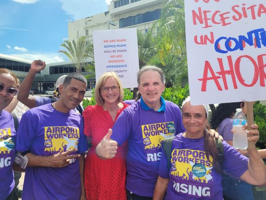 Comisionada Eileen Higgins apoya a trabajadores de Miami que reclaman mejores contratos.&nbsp;