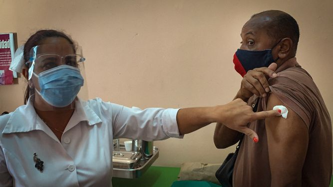 Una enfermera, sin usar guantes, administra la vacuna cubana Soberana 2 a un trabajador de la salud, el 24 de marzo de 2021.