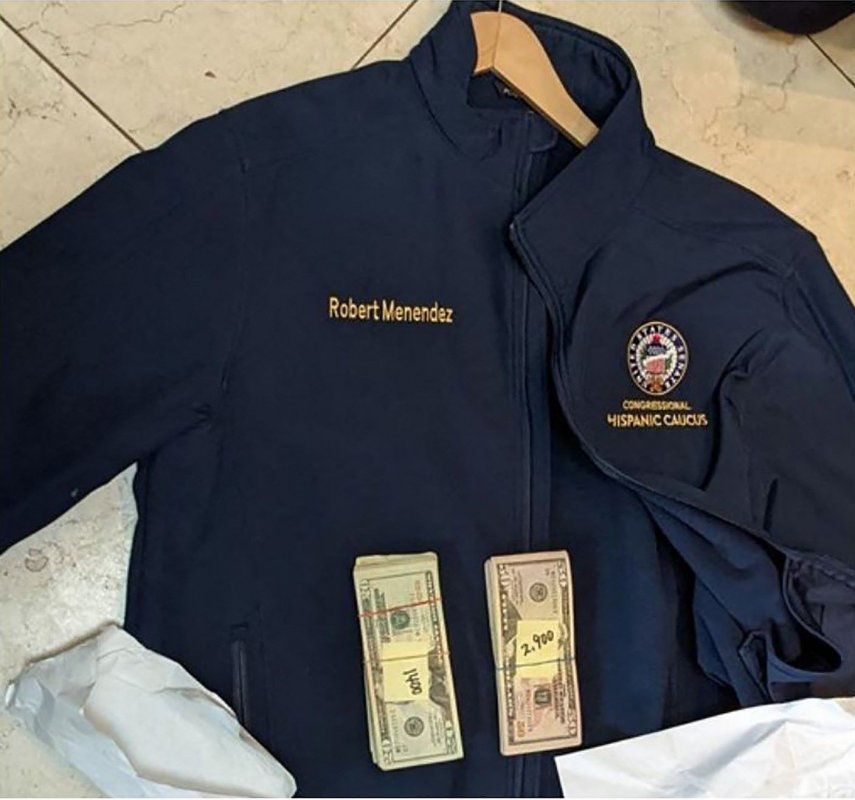 Imagen facilitada por el Tribunal del Distrito del Sur de Nueva York, el viernes 22 de septiembre de 2023, muestra dinero encontrado durante un registro de agentes federales a la casa del senador demócrata Bob Menendez, parte de un encausamiento por presunta corrupción contra el legislador.   