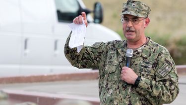 &nbsp;El comandante de la Fuerza Conjunta de Guantánamo,&nbsp;John&nbsp;Ring, pronuncia un discurso en el campamento Bulkeley, en la base naval de la Bahía de Guantánamo (Cuba), en una fotografía tomada el 17 de mayo de 2018.