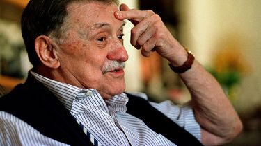 En esta fotografía del 1ro de mayo de 2005, el novelista uruguayo Mario Benedetti durante una entrevista. Hallan novela inacabada del escritor que hoy, 14 de septiembre, cumpliría 100 años. 