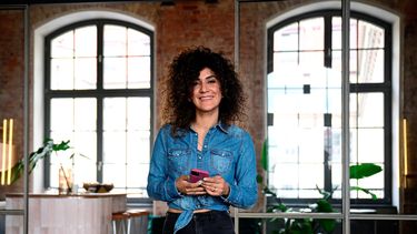 Apameh Schoenauer, arquitecta alemana nacida en Irán y Miss Alemania 2024, posa para una fotografía durante una entrevista con la AFP en su oficina en Berlín, Alemania, el 15 de abril de 2024.