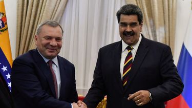El dictador venezolano, Nicolás Maduro (derecha), le da la mano al viceprimer ministro ruso, Yuri Borisov, antes de una reunión en el Palacio Presidencial de Miraflores en Caracas.
