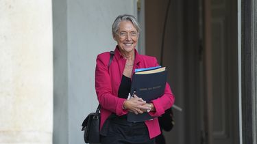 La primera ministra de Francia Elisabeth Borne saluda a la prensa al dejar el Palacio del Elíseo tras una reunión del gabinete el 29 de julio del 2022.&nbsp;