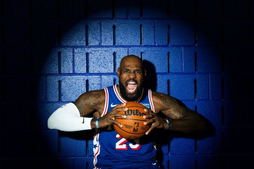 El veterano LeBron James, de los 76ers de Filadelfia, posa para un retrato durante el día de los medios en el Philadelphia 76ers Training Complex, el 28 de septiembre de 2026 en Camden, Nueva Jersey.