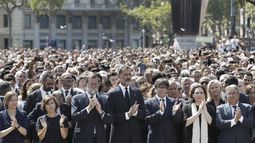 El Rey Felipe VI, &nbsp;acompañado de la presidenta del Parlament, Carme Forcadell, la vicepresidenta del Gobierno, Soraya Sáenz de Santamaría, el presidente del Ejecutivo, Mariano Rajoy (3i), el presidente de la Generalitat, Carles Puigdemont, la alcaldesa de la ciudad, Ada Colau, el ministro de Interior, Juan Ignacio Zoido, guardan junto a muchos conciudadanos un minuto de silencio que ha terminado con largos aplausos y con un grito atronador en Barcelona: No tengo miedo, por el dolor por los atentados de La Rambla de Barcelona y de Cambrils ocurridos ayer.&nbsp;