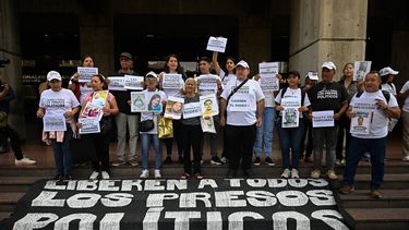 Familiares de presos políticos participan en una protesta para exigir su liberación frente a la Defensoría del Pueblo en Caracas el 4 de mayo de 2026