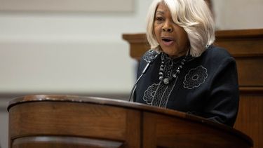 La senadora Louise Lucas, demócrata de Virginia, habla durante la ceremonia de investidura de la jueza presidenta Cleo E. Powell en la cámara de la Corte Suprema de Virginia, el 2 de marzo de 2026 en Richmond, Virginia.
