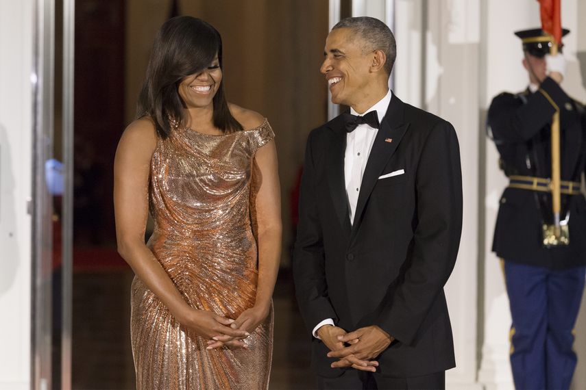 El expresidente estadounidense, Barack&nbsp;Obama&nbsp;(d), y su esposa, Michelle (i) minutos antes de una cena de Estado &nbsp;en la Casa Blanca, en Washington DC. &nbsp;