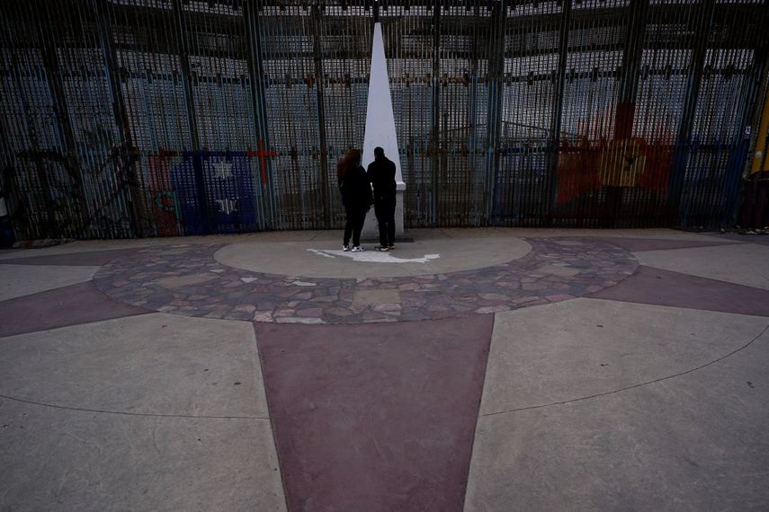 Dos personas observan el monumento en el Parque de la Amistad, cerca del lugar donde la frontera que separa a la ciudad de Tijuana, México, y San Diego llega al Océano Pacífico.