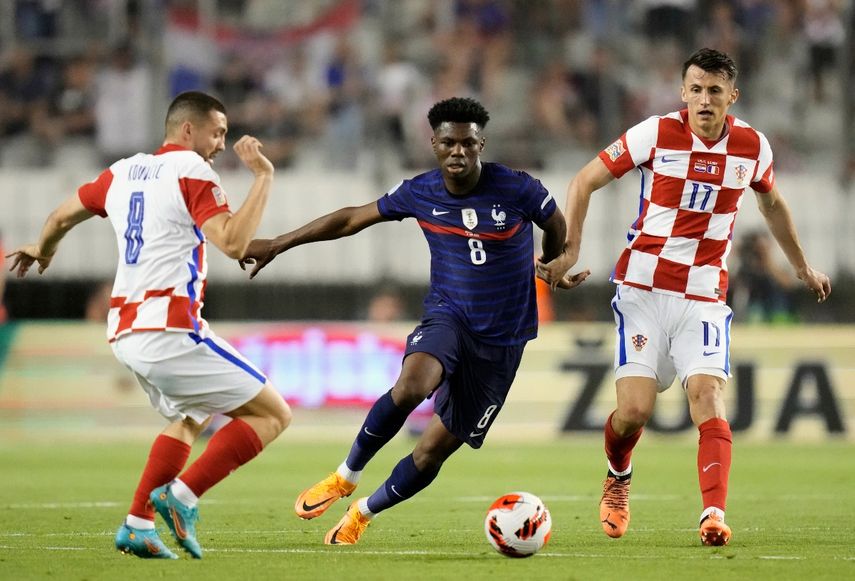 Aurelien Tchouaméni, de la selección francesa, centro, disputa un balón con los croatas Mateo Kovacic, izquierda, y Ante Budimir, en partido por la Liga de las Naciones de la UEFA en el estadio Poljud, Split, Croacia, 6 de junio de 2022. Real Madrid incorporará al mediocampista del Mónaco, se informó el sábado 11 de junio de 2022.&nbsp;