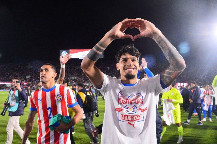 El defensa número 15 de Paraguay, Gustavo Gómez, celebra tras el partido de las eliminatorias sudamericanas para la Copa Mundial de la FIFA 2026 entre Paraguay y Ecuador en el estadio Defensores del Chaco en Asunción el 4 de septiembre de 2025.&nbsp;