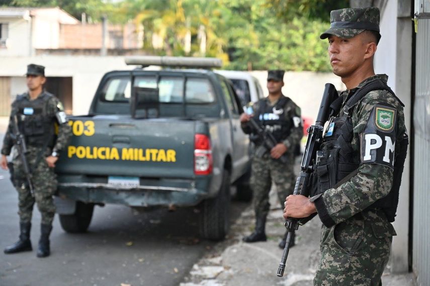 Agentes de la Policía Militar vigilan la escuela cristiana Elliot Dover en Tegucigalpa el 7 de mayo de 2025. La embajada de Estados Unidos en Honduras alertó el 6 de mayo de 2025 sobre una posible amenaza de tiroteo masivo en tres puntos de la capital, por lo que la policía desplegó un dispositivo de vigilancia especial.&nbsp;