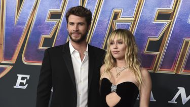 En esta fotograf&iacute;a de archivo del 22 de abril de 2019, Liam Hemsworth, izquierda, y Miley Cyrus llegan al estreno de Avengers: Endgame en Los Angeles.&nbsp;